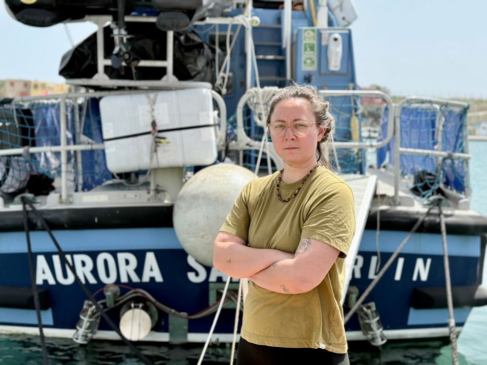 Einsatzleiterin Isabell Nohr steht vor dem Schiff «Aurora»