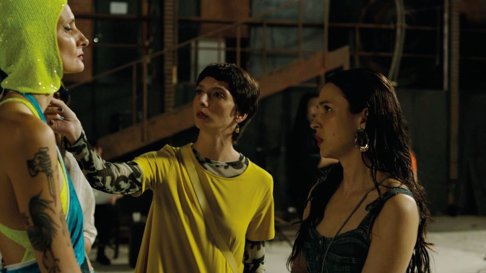 Filmstill aus «Las corrientes»: Isabel Aimé González Sola als Lina mit zwei weiteren Frauen