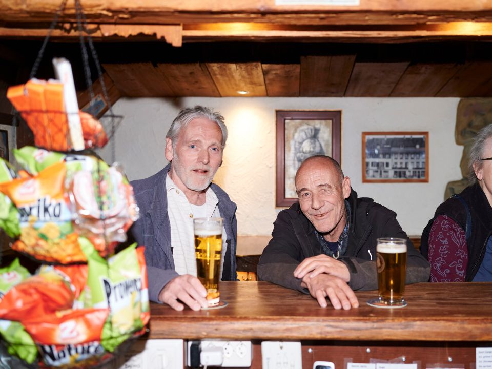 Chrigu und Markus an der Bar im «Pöstli»-Restaurant