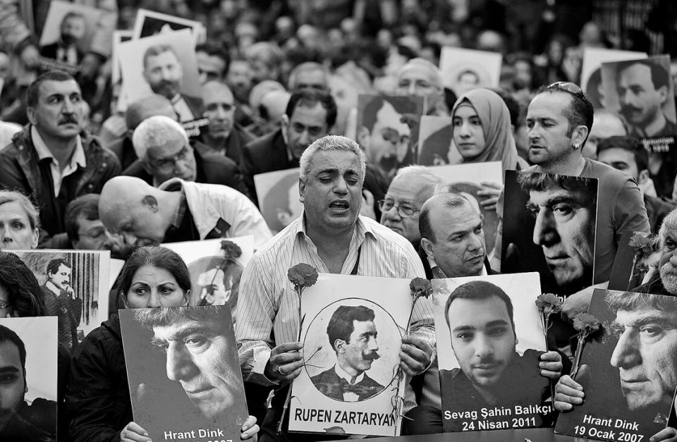 Menschen an einer Gedenk-Veranstaltung zum 99. Jahrestag des Völkermords an den Armeniern