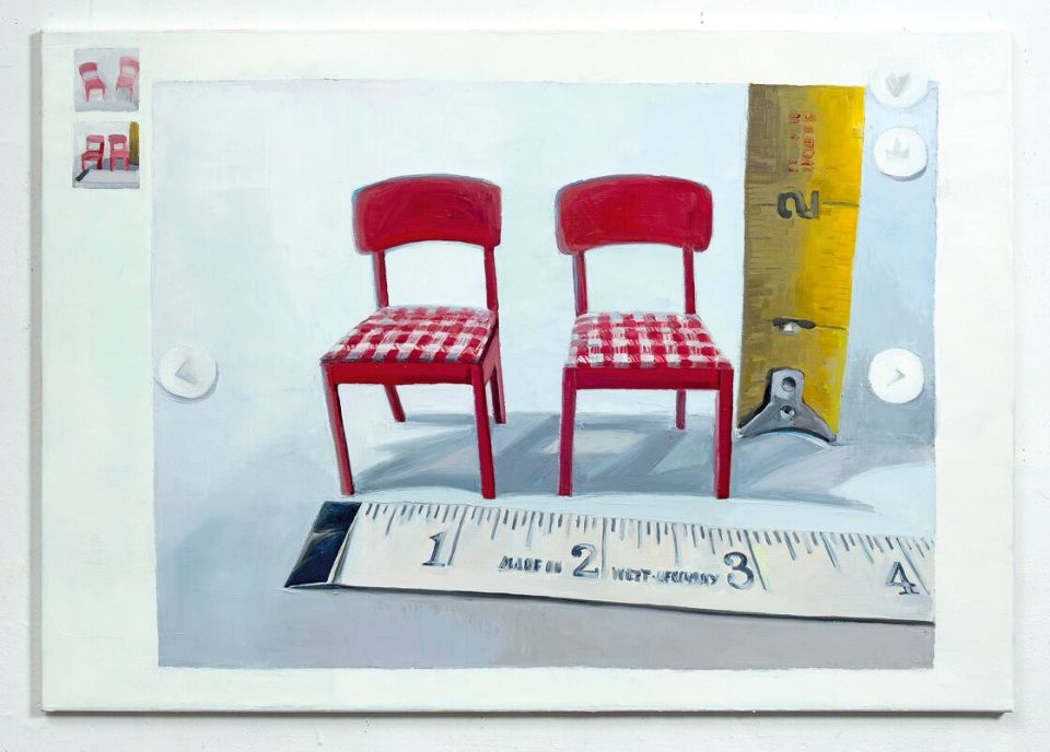 Maria und Natalia Petschatnikov, Two Red Chairs (aus der Serie Doll’s House), 2024, Öl auf Leinwand, 70 × 100 cm