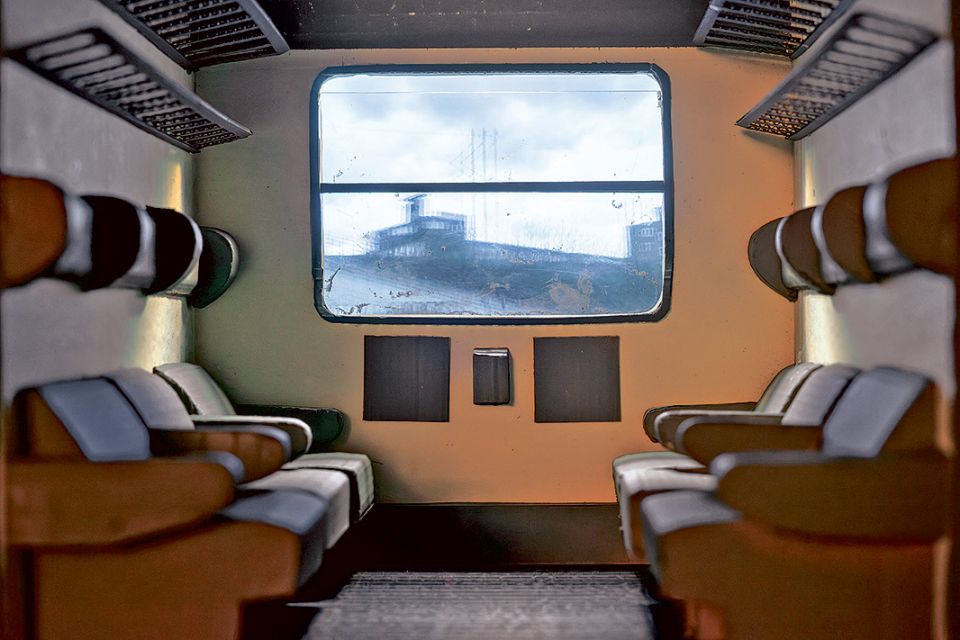 Jan Köchermann, Berlin – Spandau, 2023, Lackierte Wellpappe, Acrylglas, Video mit Ton, 28 × 24,5 × 32 cm