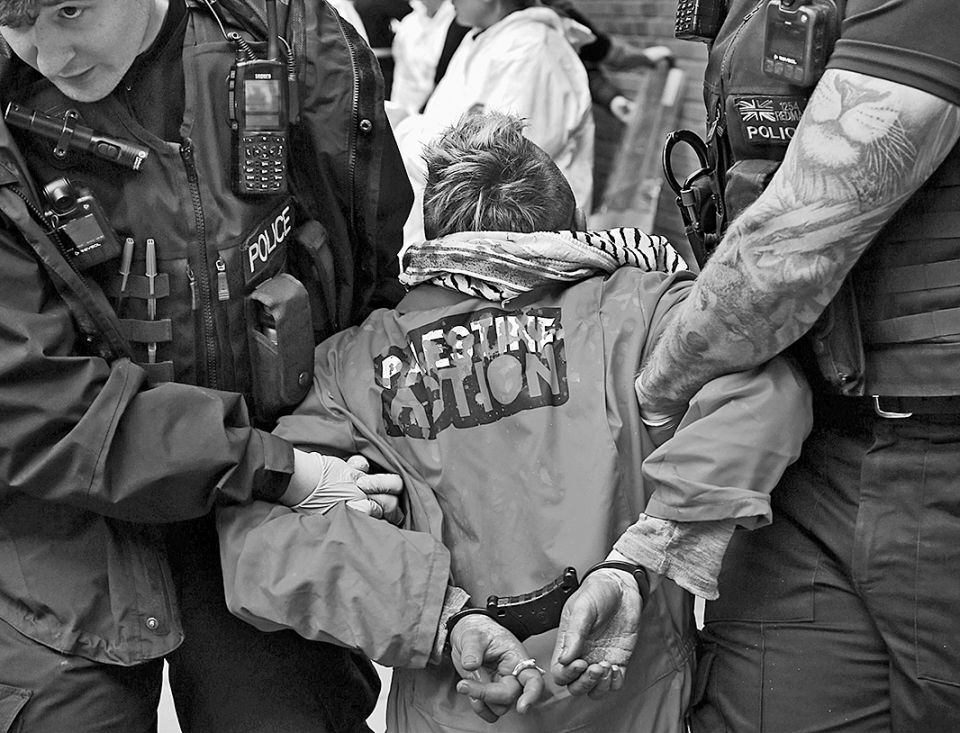 Polizisten verhaften eine Person an einer Demonstration in Bristol ab, 14. April 2025