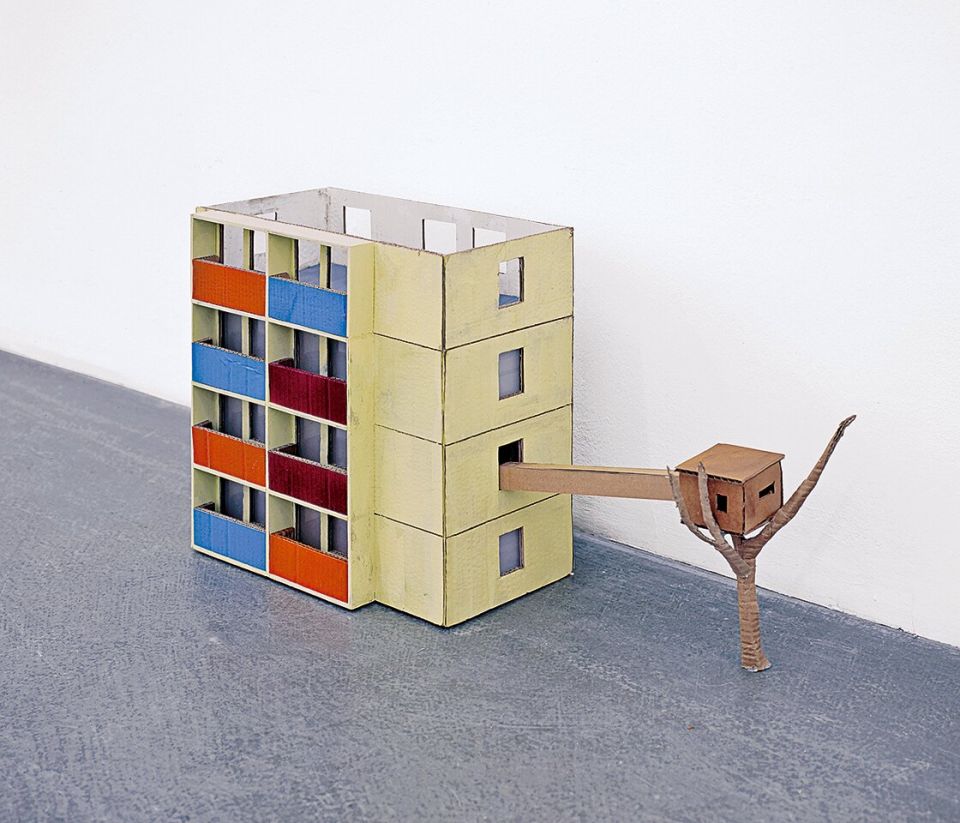 Jan Köchermann, Kinderzimmer – Schacht – Baumhaus, 2004, Plexiglas, lackierte Wellpappe, 40 × 60 × 24 cm
