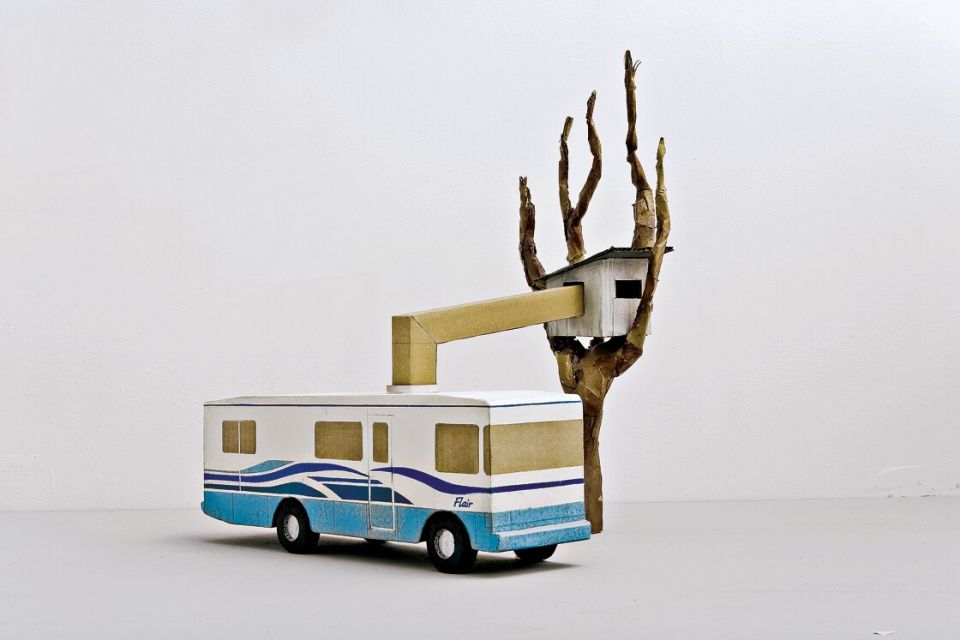 Jan Köchermann, Wohnmobil – Schacht – Baumhaus, 2007, Plexiglas, lackierte Wellpappe, 51 × 43 × 30 cm
