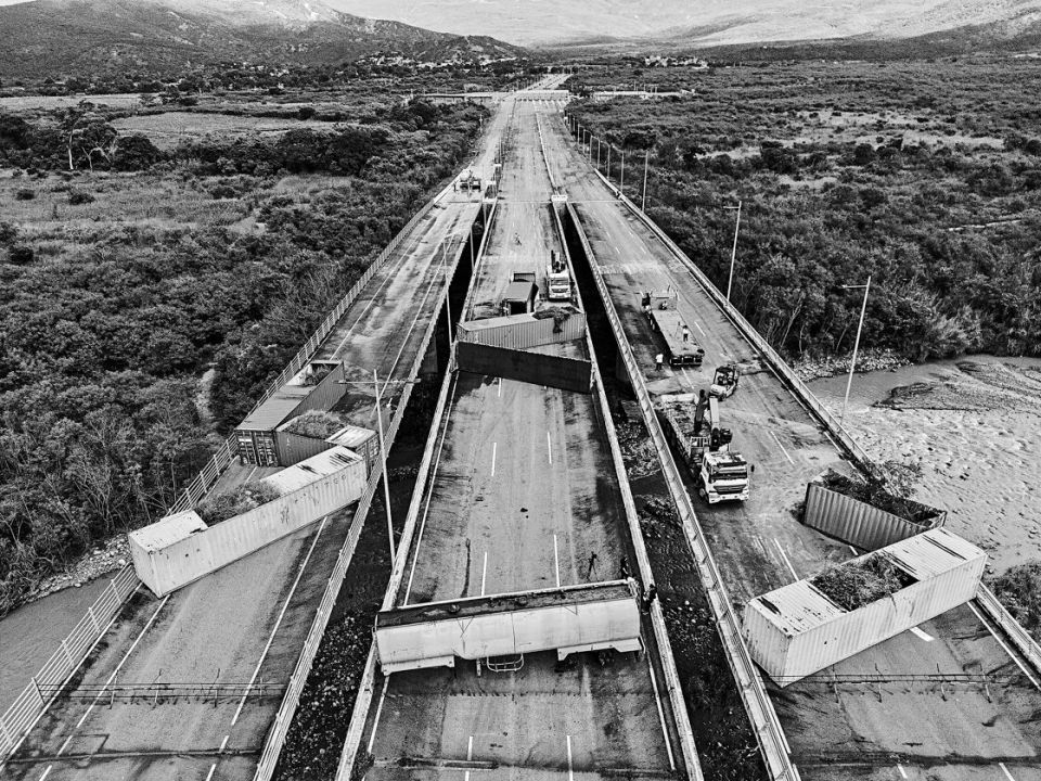 Lastwagen transportieren Container ab, welche die Grenze von Venezuela auf einer Strasse blockierten, 15. Dezember 2022