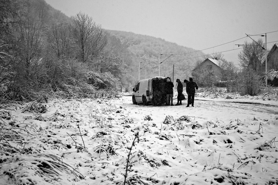 in der Nähe eines Camps bei Sarajevo erhalten Geflüchtete Unterstützung von einer NGO, November 2024
