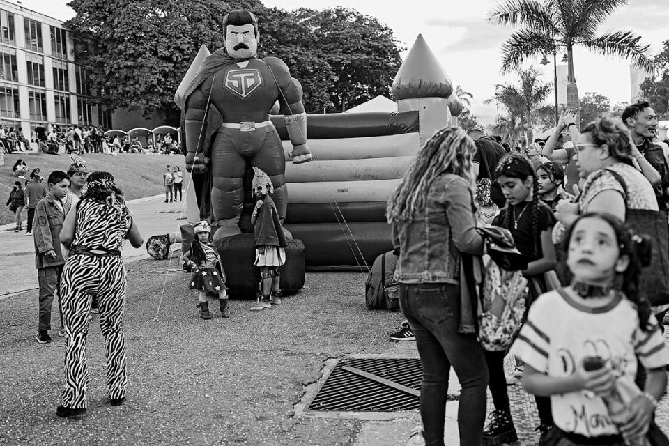 aufblasbare Statue von Nicolás Maduro als „Super Bigote“ (Super-Schnurrbart) an einer Veranstaltung