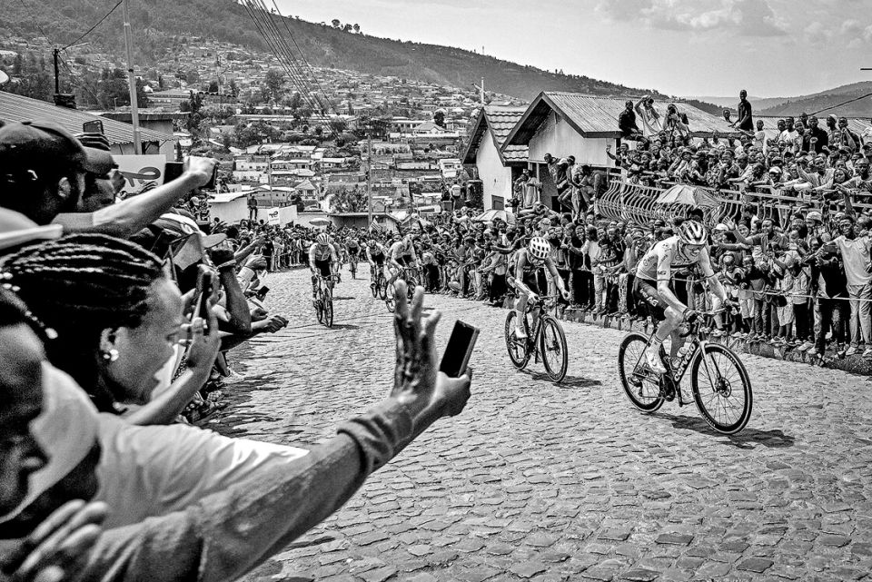 Rennfahrer:innen an einem Rennen mit Publikum am Strassenrand