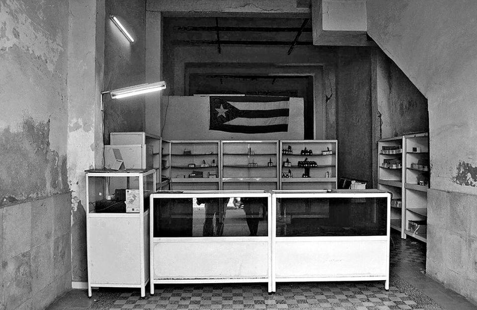 staatliche Apotheke mit leeren Regalen in Havanna