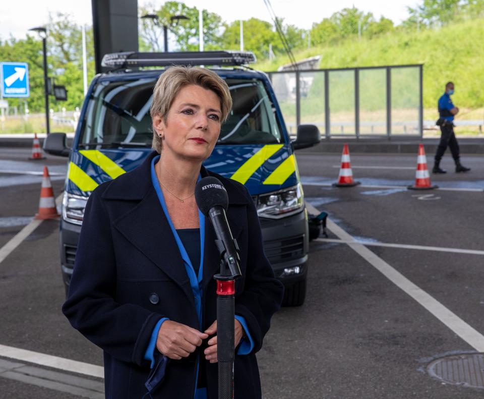 Karin Keller-Sutter vor dem Mikrofon am Grenzposten in Rheinfelden