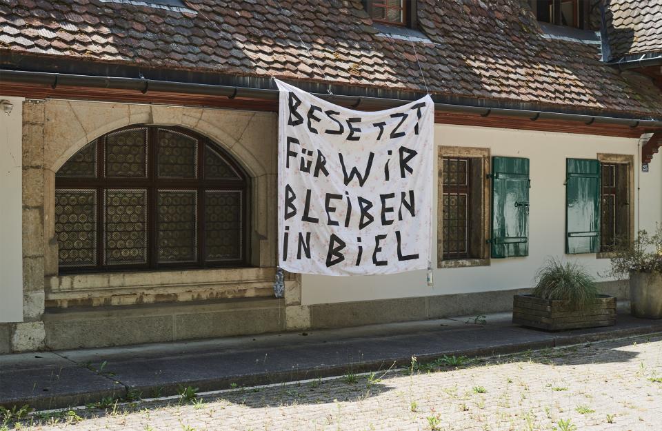 Transparent an der Fassade des ehemaligen Altersheim im Oberen Ried in Biel 