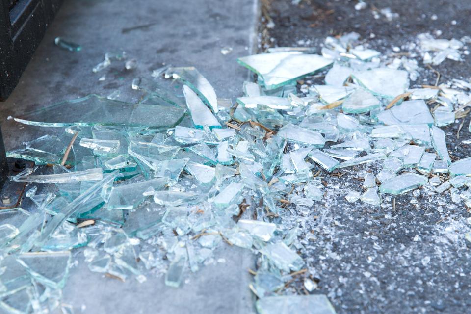 Symbolbild: Zerbrochene Glasscherben am Boden