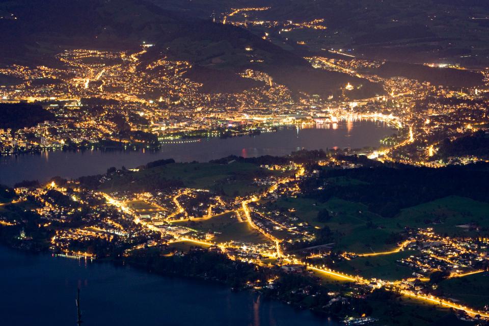 Luftaufnahme des Luzerner Seebecken bei Nacht