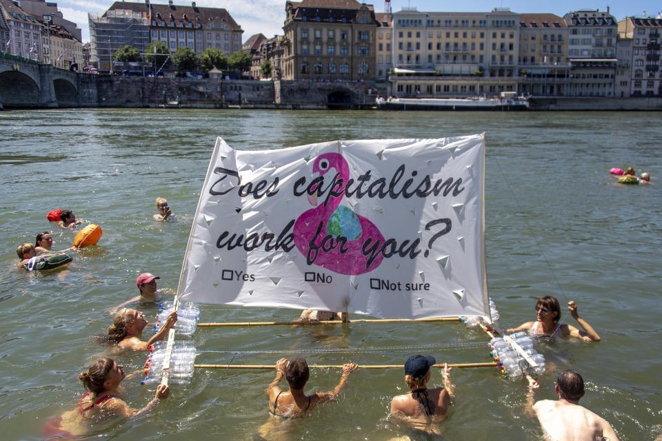Aktivist:innen des «widerständigen Sommercamps» bei einem Protestschwumm im Rhein