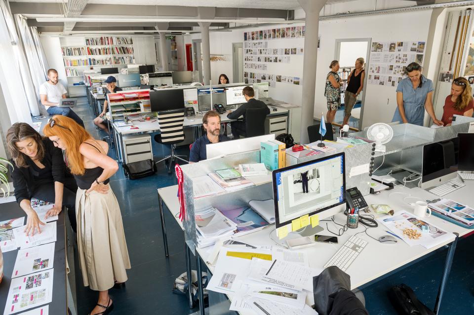 Das Team des «Hochparterre»-Magazin bei der Arbeit im Grossraum-Büro