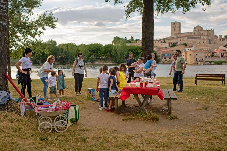 Familien beim Picknick am Ufer des Duero in Zamora