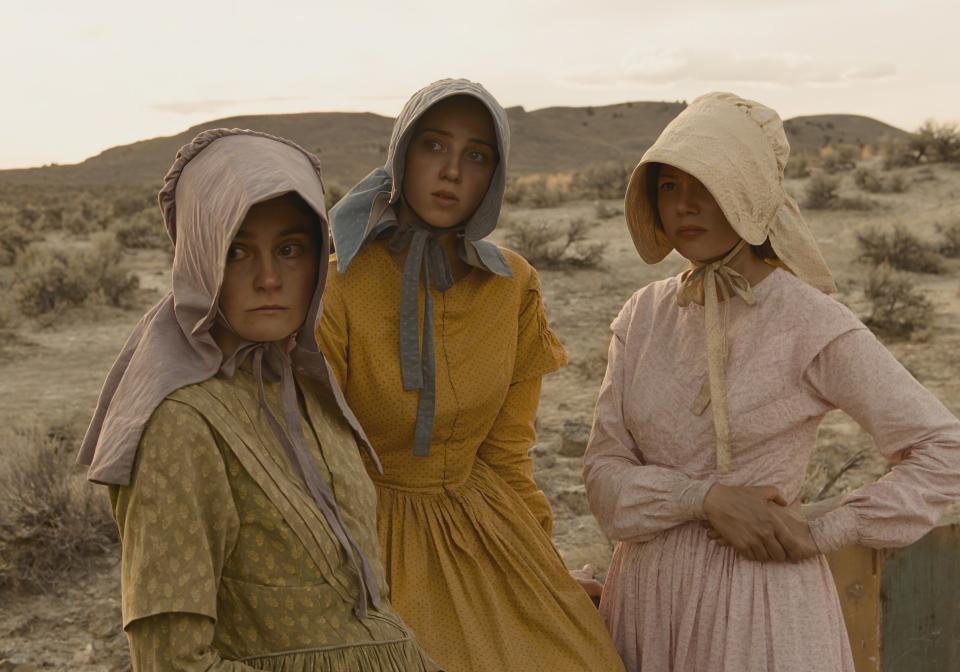 Szene aus dem Film «Meek’s Cutoff»; Drei junge Frauen mit Hauben.