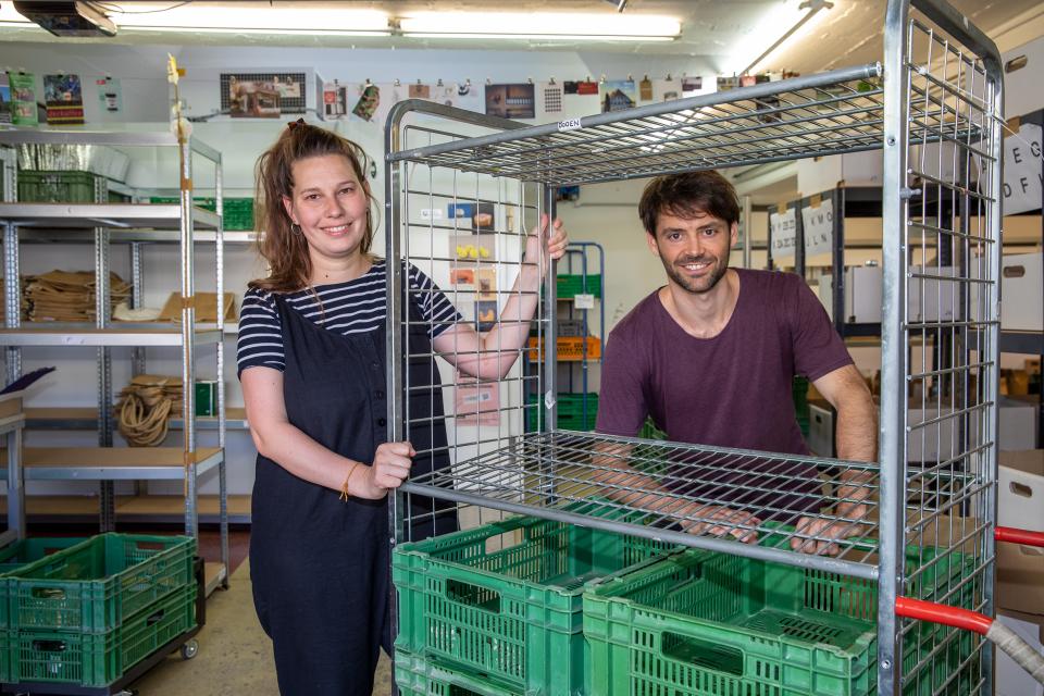 Die beiden Kollektivmitglieder Amena Schwabe und Nicholas Pohl in den «Güter»-Räumlichkeiten