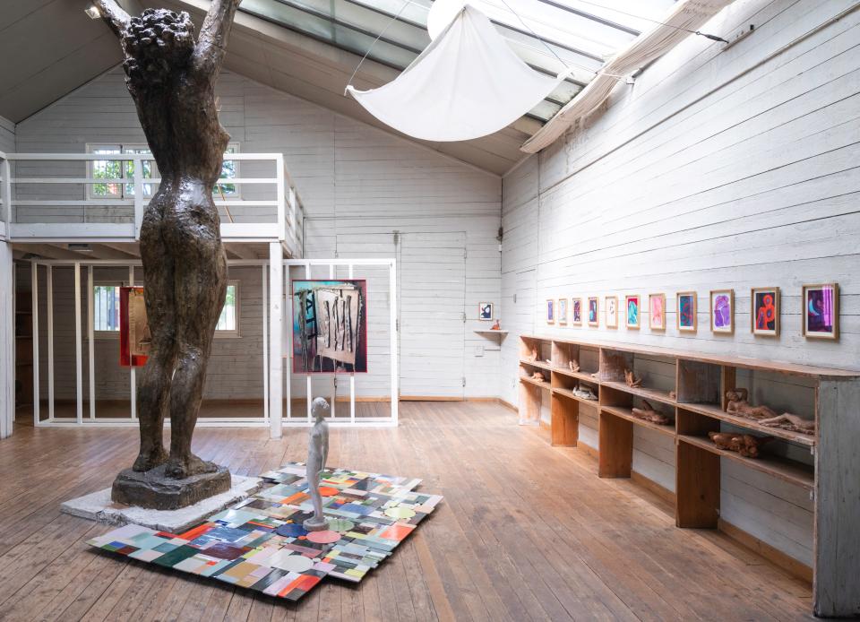 Ausstellungsraum im Hermann-Haller-Atelier-Haus mit Hermann Hallers Skulptur «Mädchen mit erhobenen Armen»