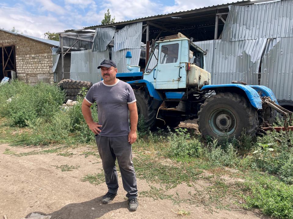 Iwan Kirikowitsch auf seinen Hof im Dorf Selenyi Hai nahe der Kriegsfront