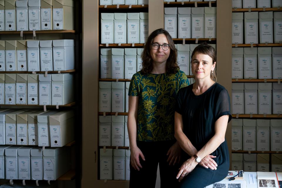 Simona Isler und Lina Gafner vom «Archiv zur Geschichte der schweizerischen Frauenbewegung» vor Gestellen mit Archiv-Schachteln