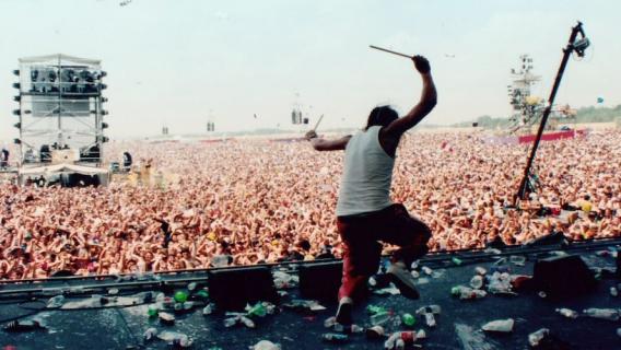 Filmstill aus «Trainwreck. Woodstock ’99»: Musiker auf der Bühne