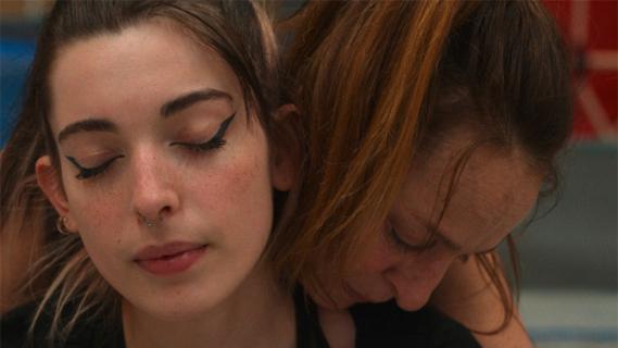 Filmstill aus «Cascadeuses»: 2 Stuntfrauen im engen Körperkontakt