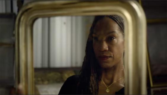 Filmstill aus dem Film «Je suis Noires»: Eine Frau schaut in den Spiegel
