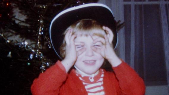 Still aus dem Film «Les années Super 8»: Aufnahme eines Kindes mit Cowboy-Hut vor einem Weihnachtsbaum