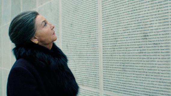 Filmstill aus dem Film «Simone Veil. Ein Leben für Europa»: Simone Veil steht vor einer Gedenktafel