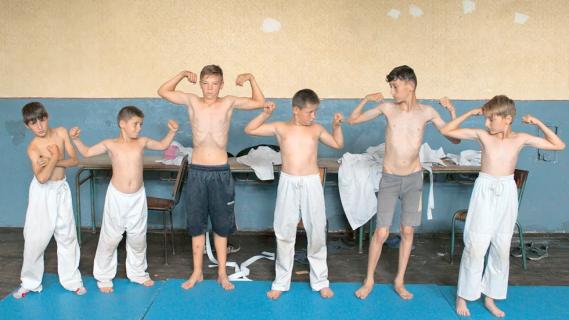 Filmstill aus «Sparta»: Junge Knaben beim Training