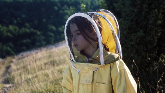 Filmstill aus «20 000 especies de abejas»: Eine Frau in einem Schutzanzug