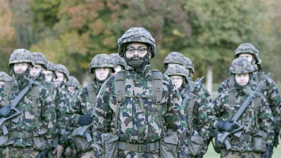 Filmstill aus «Echte Schweizer»: Soldaten der Schweizer Armee