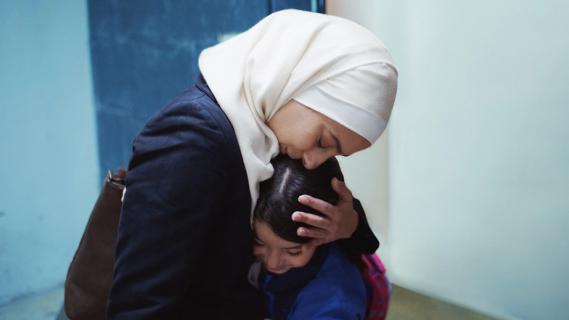 Filmstill aus «Inshallah a Boy»: eine Frau umarmt ein Kind