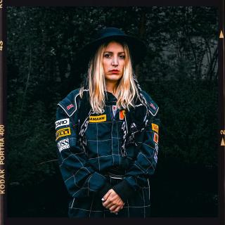 Albumcover «Season Indicators» von Evelinn Trouble
