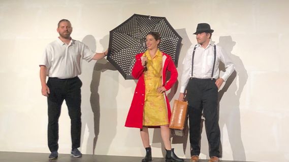 Bühnenfoto des Theaterstück «Geh auf Bata – Du träumst gut! Eine theatrale Reise durch die Geschichte der Bata in Möhlin»