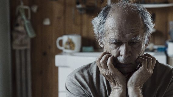 Filmstill aus «In Limbo»: ein alter Mann sitzt in der Küche