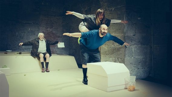 Bühnenfoto des Theaterstück «Brennendes Haus»
