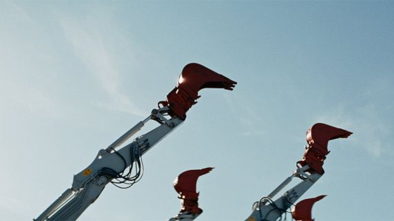 Still aus dem Film «Bagger Drama»: Baggerarme