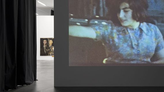 Foto der Ausstellung in der Kunsthalle Zürich: Videoprojektion an einer Wand