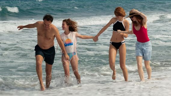 Filmstill aus «When We Were Sisters»: 4 Menschen am Strand
