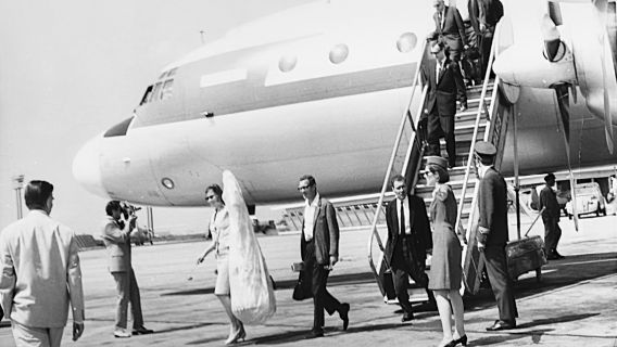 Benno Besson kommt am Flughafen in Paris anlässlich des Gastspiel von «Der Drache» im Jahr 1966 an