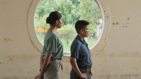 Still aus dem Film «Pooja, Sir»: Kommissarin Pooja Thapa mit einem Kind