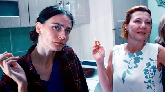 Filmstill aus «Confidente»: zwei Frauen rauchen Zigaretten