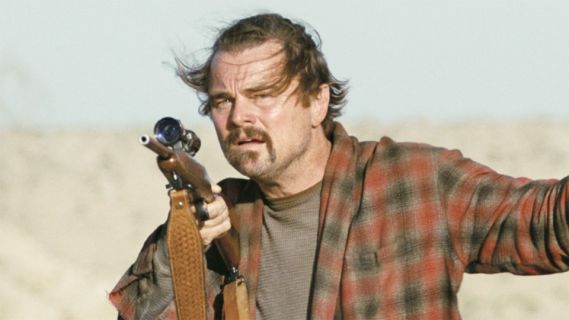 Filmstill aus «One Battle after Another»: ein Mann mit einem Gewehr