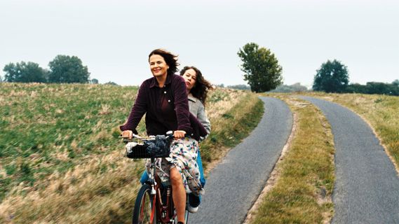 Filmstill aus «Miroirs No. 3»: zwei Frauen auf einem Fahrrad