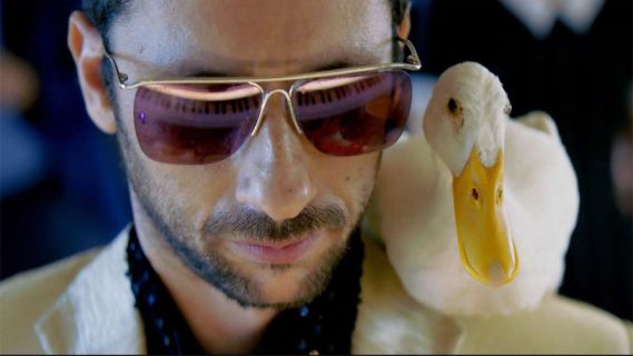 Filmstill aus «Yes»: Mann mit Sonnenbrille und Ente auf den Schultern