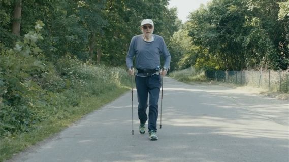 Filmstill aus «Sedimente»: ein Senior beim Nordic Walking