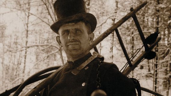 Filmstill aus «Der Mann auf dem Kirchturm»: ein Kaminfeger